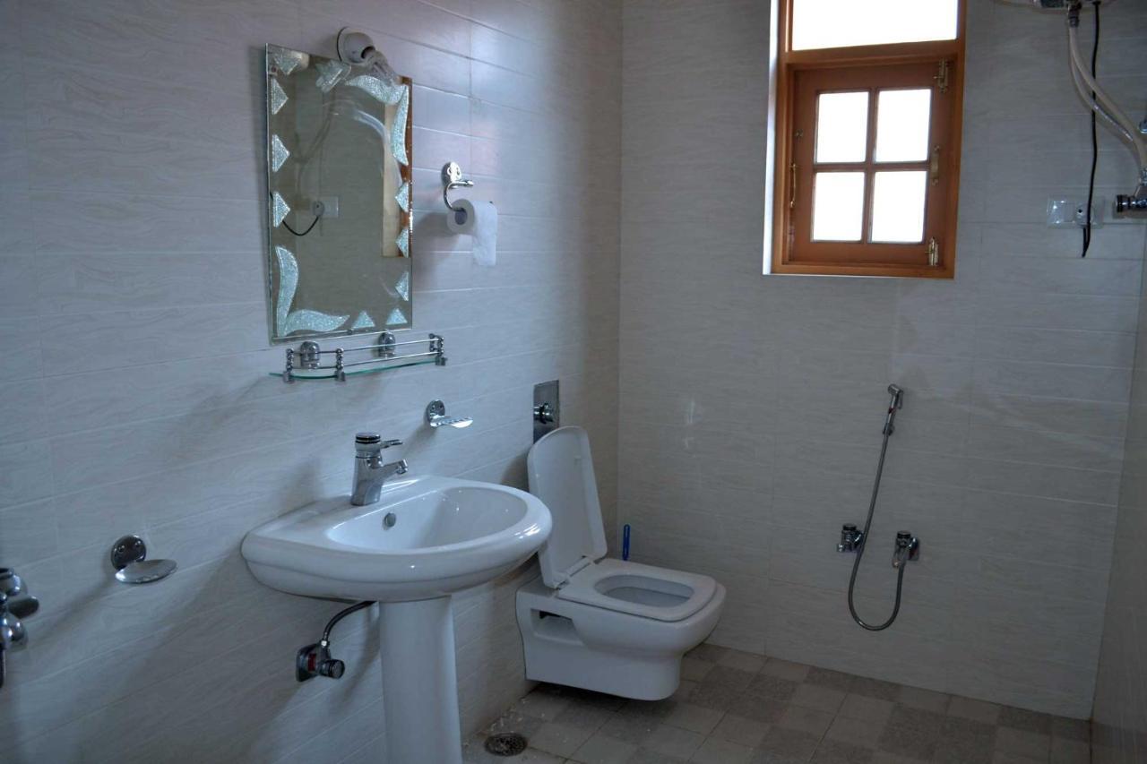 Hotel Al Azrah Srinagar  Ngoại thất bức ảnh