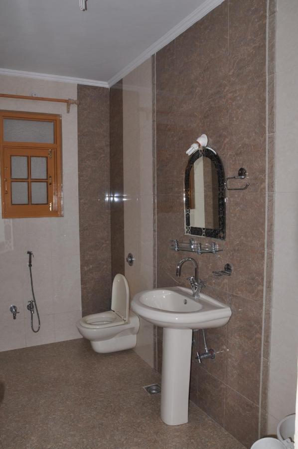 Hotel Al Azrah Srinagar  Ngoại thất bức ảnh